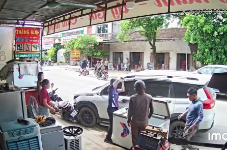 Thấy chiếc xe trôi tự do, người thợ điện lạnh nhanh trí cạy cửa, kịp cứu tài xế nghi bị đột quỵ