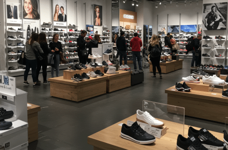 Reuters: Còn nhiều câu hỏi mở về thuế quan đối với sản phẩm dệt may, da giày từ Việt Nam