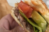 Hamburger của thương hiệu 35 tuổi tại Đà Nẵng bị phản ánh có giòi