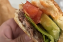 Hamburger của thương hiệu 35 tuổi tại Đà Nẵng bị phản ánh có giòi