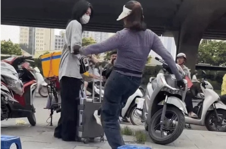 Người bán trà đá đuổi cô gái khỏi vỉa hè bị phạt 2,5 triệu đồng