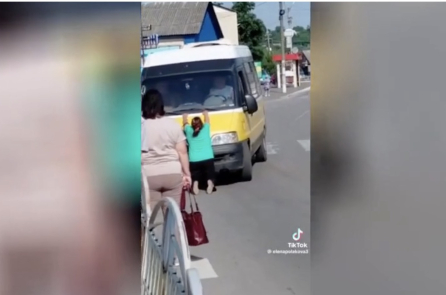 Dân Ukraine chặn xe bắt lính dẫn đến tai nạn, và tiết lộ tọa độ TRC cho Nga