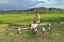 Anh nông dân Trần Văn Nghĩa lái drone cứu người được trao bằng khen