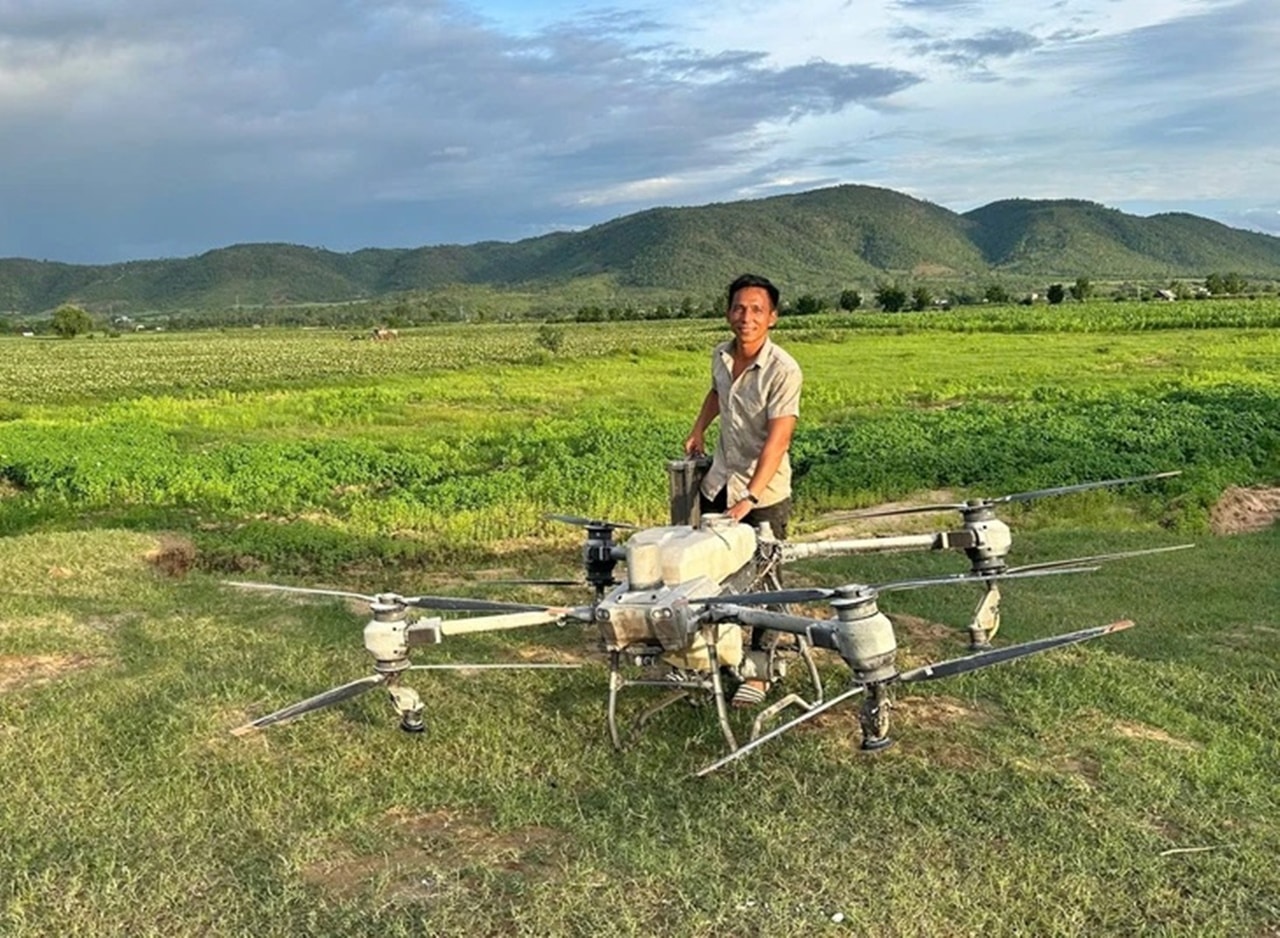 dung drone cuu 2 chau be 1