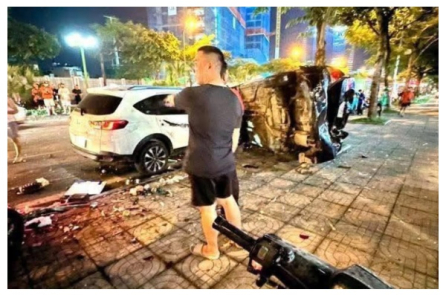 Hà Nội: Ô tô đâm liên hoàn trên đường, ít nhất một người tử vong