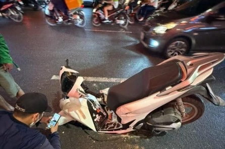 “Hố tử thần” xuất hiện tại Hà Nội, xe máy SH sụt lút bánh