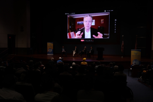Chiều ngày 17 tháng 7 năm 2025, Sam Brownback, cựu Đại sứ Tự do Tôn giáo của Bộ Ngoại giao Hoa Kỳ, đã tham dự một diễn đàn về việc phản đối sự đàn áp xuyên quốc gia của Đảng Cộng sản Trung Quốc được tổ chức tại Đồi Capitol thông qua video từ xa. (Samira Bouaou/The Epoch Times)