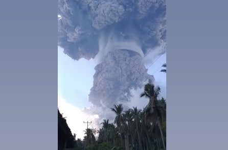 Núi lửa Leotobi Laki-laki của Indonesia lại phun trào, cột tro bụi cao tới 18km