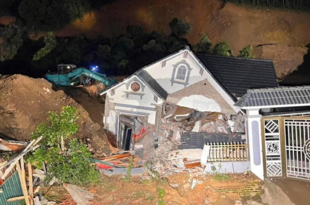 Trời không mưa, đất đồi sạt lở vùi lấp 5 phụ nữ và trẻ em ở Lào Cai