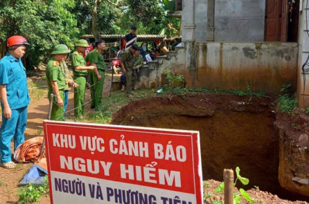 Phú Thọ: Thêm ‘hố tử thần’ khoét sâu vào móng nhà dân