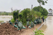 Mưa lũ do bão Wipha: Lũ tràn 300m mặt đê tại Hưng Yên
