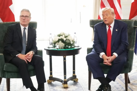 Ông Trump khen ngợi Thủ tướng Anh Starmer về việc chặn thuyền di cư