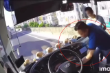 Vụ rút chìa khóa xe khách trên đường vành đai: Công an truy tìm người đàn ông đi xe con