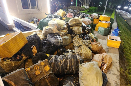 Hơn 10 tấn lạp xưởng, trứng gà non, nầm lợn nhập lậu tại cửa khẩu Lào Cai