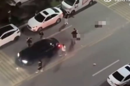 TQ: Lái xe cố tình tông và cán qua người đi bộ, 3 người thương vong