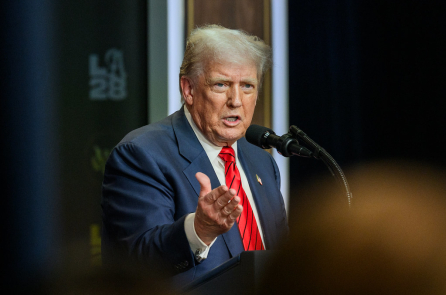 Ông Trump áp thuế 100% lên hàng hóa Trung Quốc, siết chặt xuất khẩu phần mềm