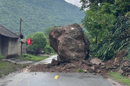 Tảng đá khổng lồ đổ xuống quốc lộ 7; hai xe ô tô may mắn thoát nạn