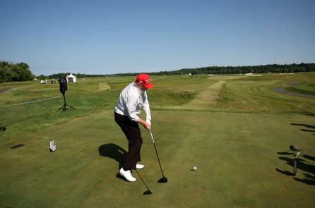 Ông Trump chơi golf và trả lời tin đồn về sức khỏe