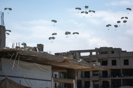 Pháp thả 40 tấn hàng viện trợ nhân đạo xuống Gaza