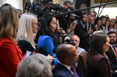 Phóng viên NTDTV kể lại chuyện bị dí súng vào mặt ở DC với TT Trump