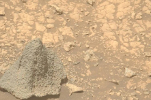 Xe tự hành của NASA phát hiện ‘mũ bảo hiểm’ bí ẩn trên sao Hỏa