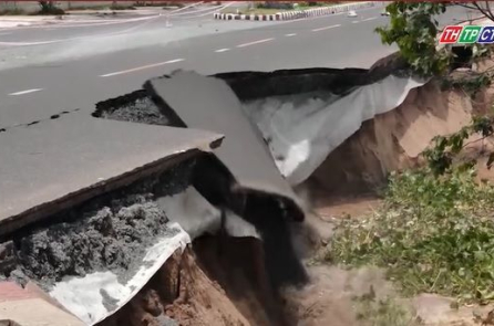 Đồng Tháp: Khoảng 100m kè chống xói lở ‘trôi’ sông, đường nhựa bị bẻ vỡ vụn
