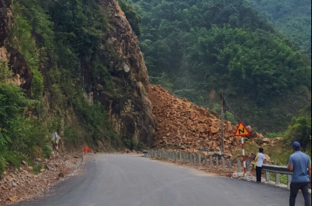 Hàng trăm khối đất đá từ đỉnh núi bất ngờ rơi xuống Quốc lộ 4G