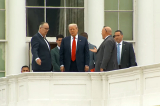 Ông Trump bất ngờ xuất hiện trên nóc Nhà Trắng, họp báo kiểu ‘hô lớn’