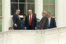 Ông Trump bất ngờ xuất hiện trên nóc Nhà Trắng, họp báo kiểu ‘hô lớn’