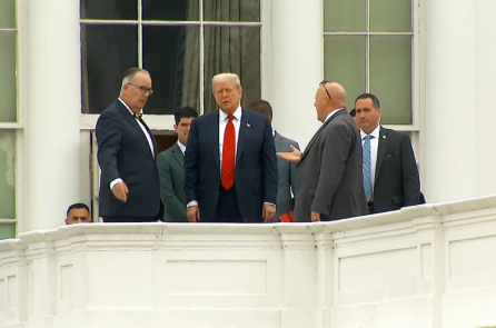 Ông Trump bất ngờ xuất hiện trên nóc Nhà Trắng, họp báo kiểu ‘hô lớn’