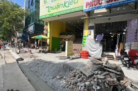 Cải tạo vỉa hè ở TP.HCM làm mất tín hiệu đèn giao thông và biển báo