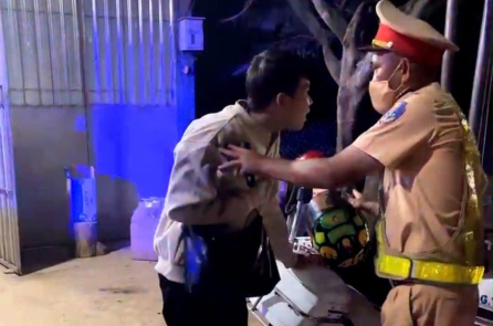 Nam thanh niên 27 tuổi bất ngờ lên cơn đau tim, đội CSGT kịp đưa đi cấp cứu