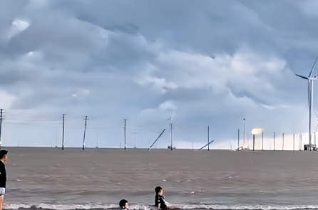 Gió lớn làm 13 trụ điện đổ tại khu vực biển Thạnh Hải, Vĩnh Long