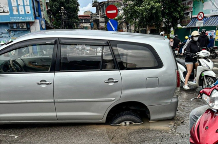 Hà Nội: Bánh xe ô tô 7 chỗ sụt ‘hố tử thần’ trên đường Nguyễn Chí Thanh