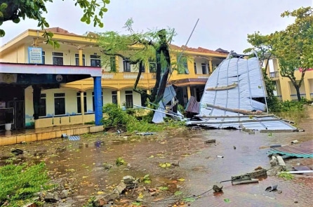 Hà Tĩnh: Gần 400.000 hộ dân mất điện, 3 người thương vong do bão số 5