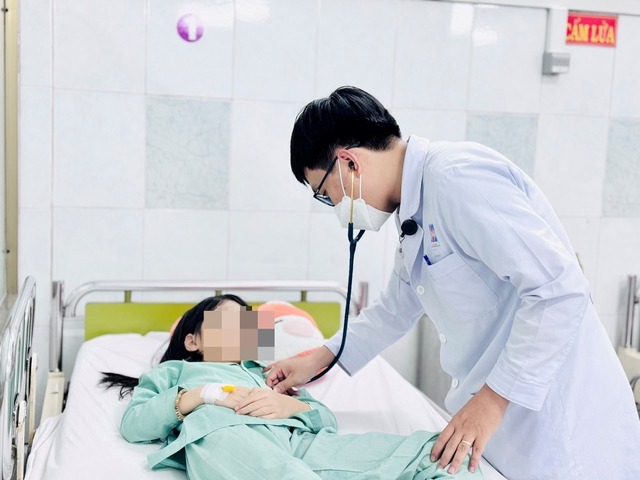 hai chi em o tp hcm ngo doc can sa do an keo deo khong nhan mac