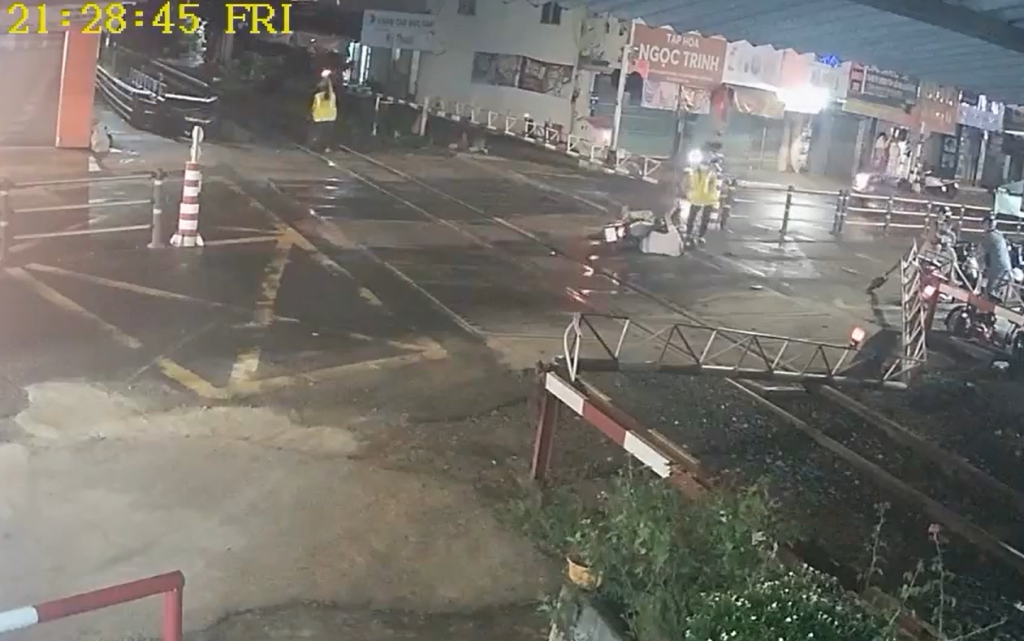 hai nu nhan vien duong sat