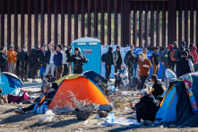 Chính quyền Trump kháng cáo, thúc giục hủy bỏ lệnh cấm ICE bắt giữ ở Los Angeles