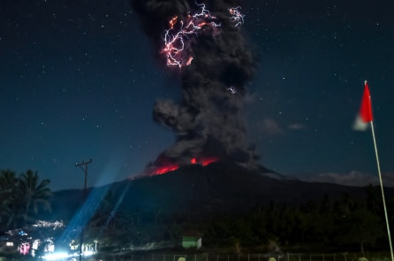 Núi lửa Lewotobi ở Indonesia lại phun trào, đám mây tro bụi bay cao đến vạn mét