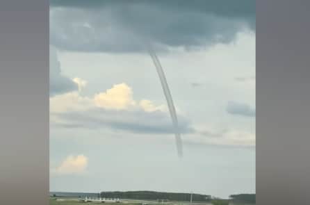 Hiện tượng ‘rồng hút nước’ trên hồ Hắc Long Giang, cột nước phun thẳng lên tận mây