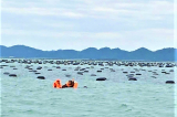 Lật bè chở 17 người trên biển Quảng Ninh, 2 người tử vong