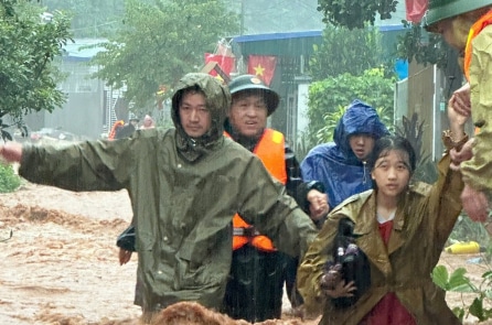 Mưa lũ ở Điện Biên khiến 12 người chết và mất tích, giao thông chia cắt