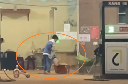 Bé trai 16 tháng tuổi bị bác dâu xách chân, ném ở cây xăng