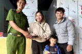 Bị lũ cuốn phải đi xin lúa về ăn, đôi vợ chồng nghèo nhặt được ví rơi liền trả lại