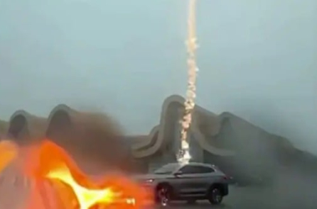 Xe điện TQ bị sét đánh liên tiếp 3 lần [VIDEO]