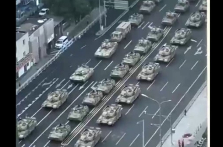 Xe tăng tràn ngập đường phố Bắc Kinh, làm dấy lên đồn đoán