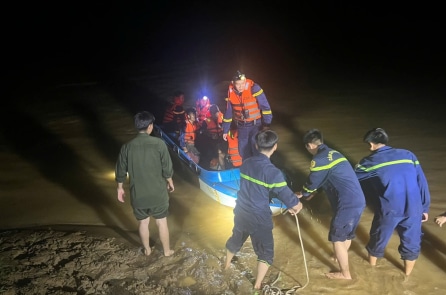 Quảng Trị: Cứu được 11 người bị mắc kẹt 2 ngày trong rừng do mưa lũ