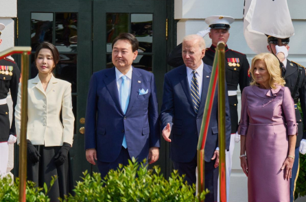 Cựu đệ nhất phu nhân và cựu thủ tướng Hàn Quốc bị truy tố