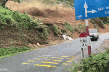 [VIDEO] Hàng nghìn m³ đất đá sạt lở ở Lào Cai, xe tải thoát nạn trong gang tấc