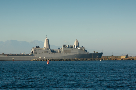 Tàu đổ bộ của Hải quân Hoa Kỳ bốc cháy gần Okinawa, Nhật Bản